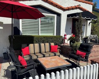 Maison De Fleurs, Belmont Favorite Private Yard, Garage + A/C -- Book Now - Long Beach - Innenhof