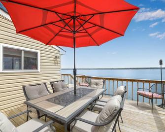 Lakeside Getaway - Modern Living At The Lake's Edge - Seneca Falls - Balcony