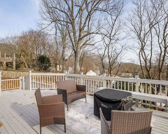 Pet-friendly Home w/ Lake Views & Deck! - Stanhope - Balcón