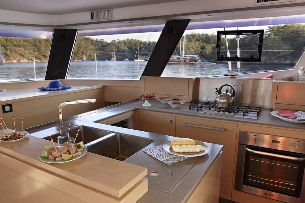 Dream Yacht Charter Private Crewed Yacht - Leonards - Keuken