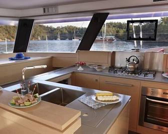 Dream Yacht Charter Private Crewed Yacht - Leonards - Cocina
