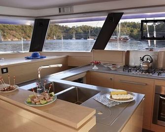 Dream Yacht Charter Private Crewed Yacht - Leonards - Keuken