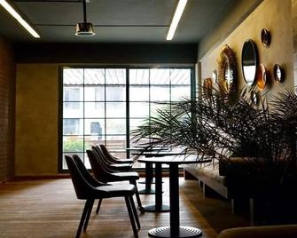 3 Bedroom with a large balcony - Kuwait City - Restaurant