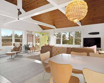 Artist-designed Beach House - Wading River - Comedor