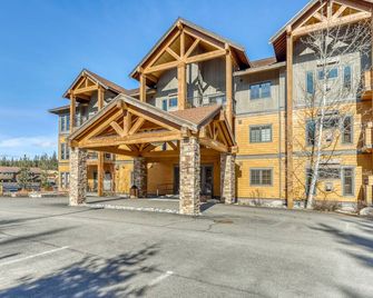 Year-round outdoor getaway with shared pool, private patio, full kitchen & WiFi - Cle Elum - Bâtiment