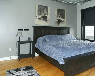 Urban Amish - Elkhart - Bedroom