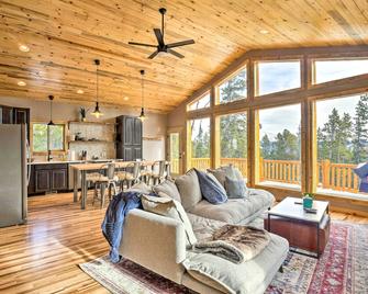 Mountainside Fairplay Cabin with Game Room and Sauna! - Fairplay - Living room