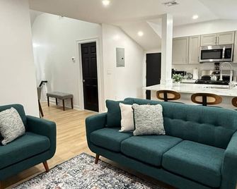 Fitchburg quiet side modern 2BD. - Fitchburg - Sala de estar