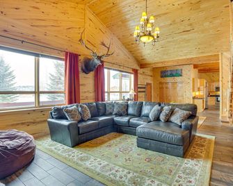 Spacious Gunnison Home: Ski, Hike, Bike & Fish! - Gunnison - Living room
