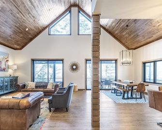 Sandalwood Retreat on Round Lake - Brand new luxury rental for Summer 2022 - Stone Lake - Sala de estar