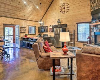 The Breeze - Broken Bow Cabin with Hot Tub and Deck! - Broken Bow - Olohuone