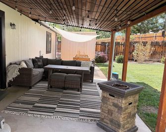 3-bedroom house in fabulous Farmington with big backyard for hosting - Farmington - Terasa