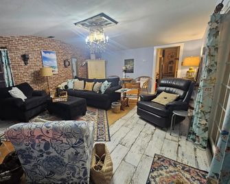 Paradise Found in Illinois - Mattoon - Wohnzimmer