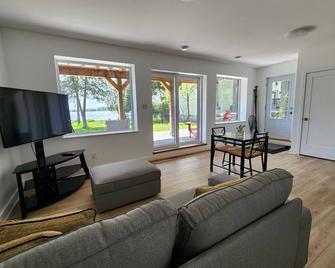 Waterfront Cottage, Adults' Retreat, Private. To Do: Fish Hike Kayak Canoe Wifi - Perth - Living room