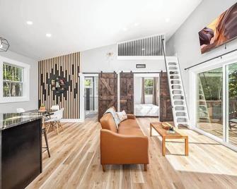 Elevate Treehouses - Book all 4 treehouses - Pittsboro - Sala de estar