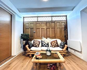 Private 2 Bed - 18 min to Central - Potters Bar - Living room