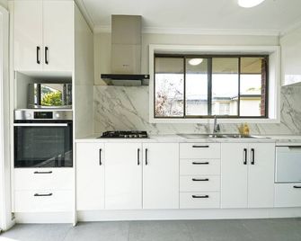 Maroondah 3br Brick House - Ringwood - Kitchen