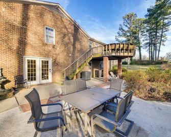 Charming Emporia Home w/ Deck & Patio! - Emporia - Patio