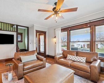 Charming Downtown Pella Cottage | Epic Game Room | Walk to Shops & Restaurants - Pella - Huiskamer