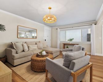 Stylish Chic Hotel-style Beach Cottage-Central AC,Patio,Bikes,Walk to Beach - Dana Point - Pokój dzienny