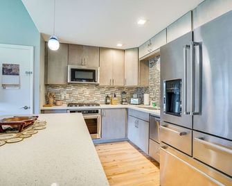 Kaunakakai Vacation Rental with Pool Access and AandC! - Kaunakakai - Cocina