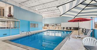 Quality Inn and Suites near I-480 and I-29 - Council Bluffs - Piscina