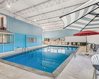 Quality Inn & Suites Council Bluffs - Omaha East - קאונסיל בלאפס - בריכה