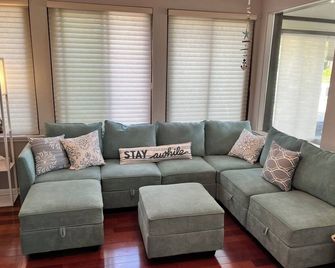 Charming 2-bedroom 2 bath lake house on Goguac Lake in Battle Creek with WiFi/AC - Battle Creek - Living room