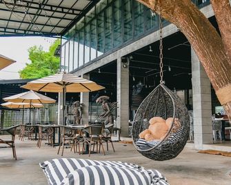 Macchiato Resort Savannakhet Opposite Thai Embassy - Savannakhet - Patio