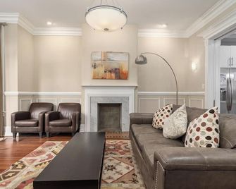 Charming & Lovely Remolded 4 Bedroom Home - واشنطن د.ك. - غرفة معيشة