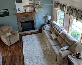 Cleaned + Disinfected According To Epa/Cdc Standards - Great Wine Trail Location - North East - Living room