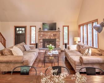 The Gray Chalet - private lot close to Lake Wallenpaupack & downtown Hawley - Hawley - Living room
