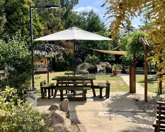 Woodpaddock Bed & Breakfast - March - Binnenhof