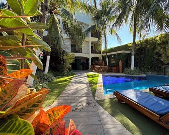 포자다 우나이 - 포르투 드 가리냐스 - 수영장