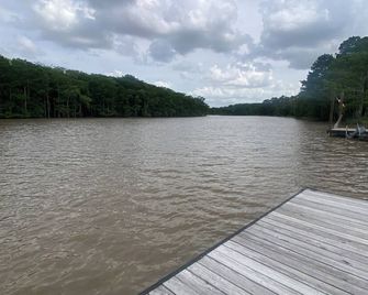 Stay with Cajun Charm & River Access - Jennings