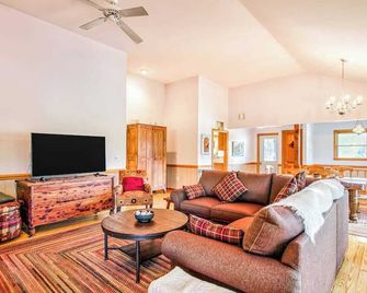 Lakeshore Treetops - Lake Junaluska - Living room