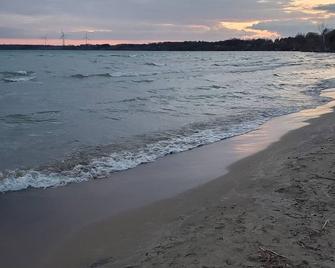 Charming Cottage away from home - Port Dover - Beach