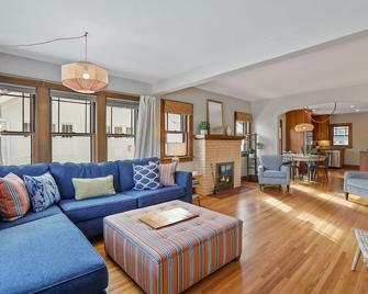 Rarely Available - Downtown Wayzata Home - Wayzata - Living room