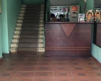 Quan Hoa Hotel - Hanoi - Front desk