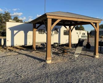 RV1 Camper privacy of your own with 50 amp EV charging outlet available. - Pahrump - Patio