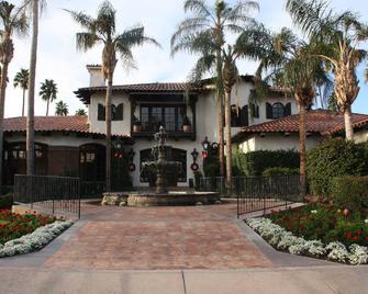 Beautiful vacation home with south/west mountain and fairway views! - Palm Desert - Building