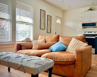 Gorgeous loft downtownSherman washer dryer WiFi - Sherman - Вітальня