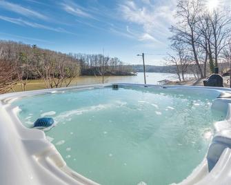 Waterfront with Hot tub and Dock, across from State Park boat Launch - Dublin - Pool