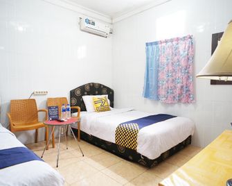 Spot On 1854 Sepinggan Asri Syariah Guesthouse - Balikpapan - Schlafzimmer