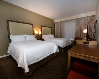Hampton Inn & Suites by Hilton Truro - Truro - Bedroom