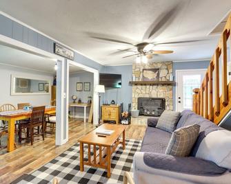 Pet-Friendly Murphy Home Grilling Deck and Fire Pit - Murphy - Wohnzimmer