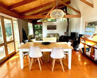 Bush Beach Delight - Onetangi Holiday Home - Ilha Waiheke - Sala de jantar
