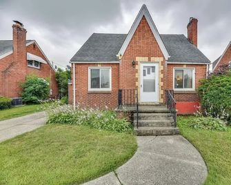 Quiet Cheektowaga Retreat: 23 Mi to Niagara Falls! - Cheektowaga - Building