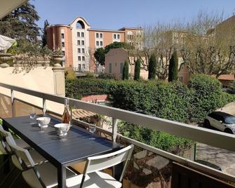 Classy 4-star 2-bedroom apartment in the center of Aix with parking and terrace - Saint-Marc-Jaumegarde - Balcón