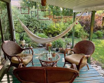 Location! Walk to Broadway, U of S, Royal University Hospital & Downtown. - Saskatoon - Patio